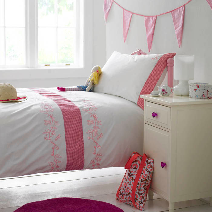 Girl Kid's Bedroom by King of Cotton King of Cotton Dormitorios de estilo clásico Textiles