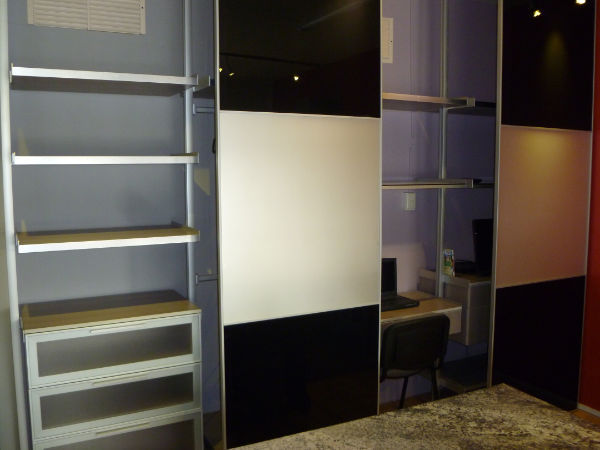 Vestidor con postes de aluminio, fabrè fabrè Closets minimalistas