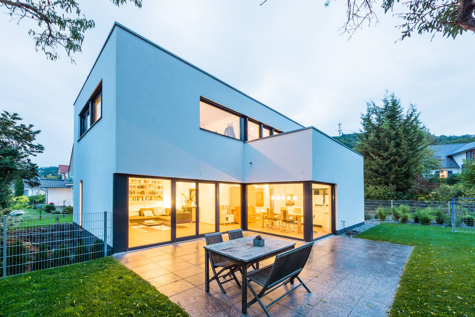 Balance House - Single Family House in Weinheim, Germany, Helwig Haus und Raum Planungs GmbH Helwig Haus und Raum Planungs GmbH Balcone, Veranda & Terrazza in stile moderno