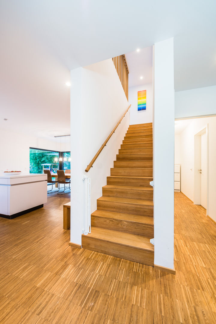 Balance House - Single Family House in Weinheim, Germany, Helwig Haus und Raum Planungs GmbH Helwig Haus und Raum Planungs GmbH Modern corridor, hallway & stairs