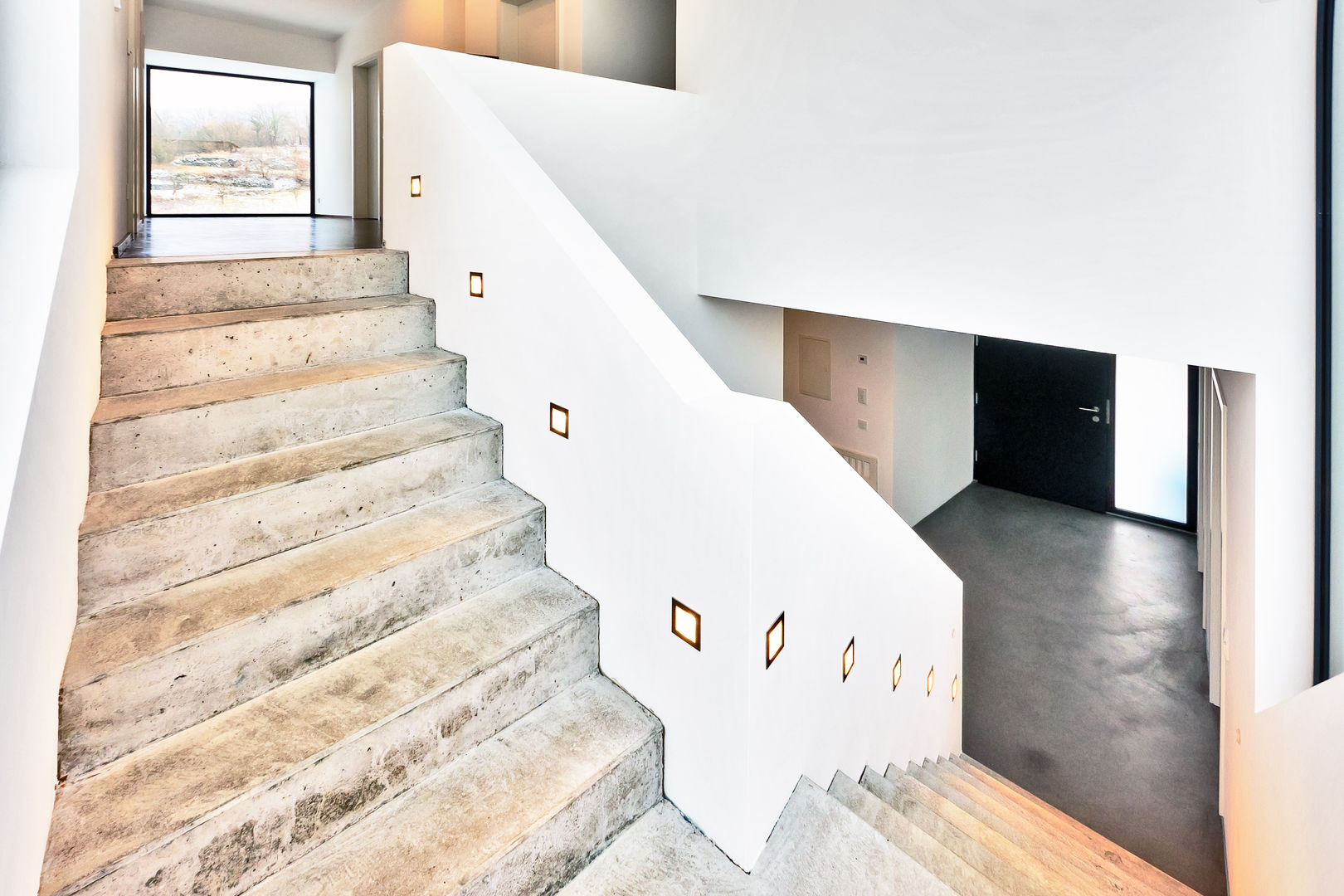 Z House, Single Family home in Seeheim, Germany, Helwig Haus und Raum Planungs GmbH Helwig Haus und Raum Planungs GmbH Modern corridor, hallway & stairs