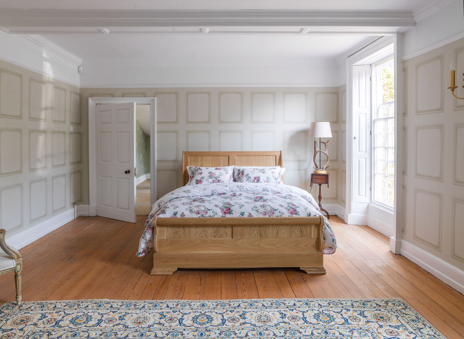 Sleigh Bed Low, THE STORAGE BED THE STORAGE BED Dormitorios de estilo clásico
