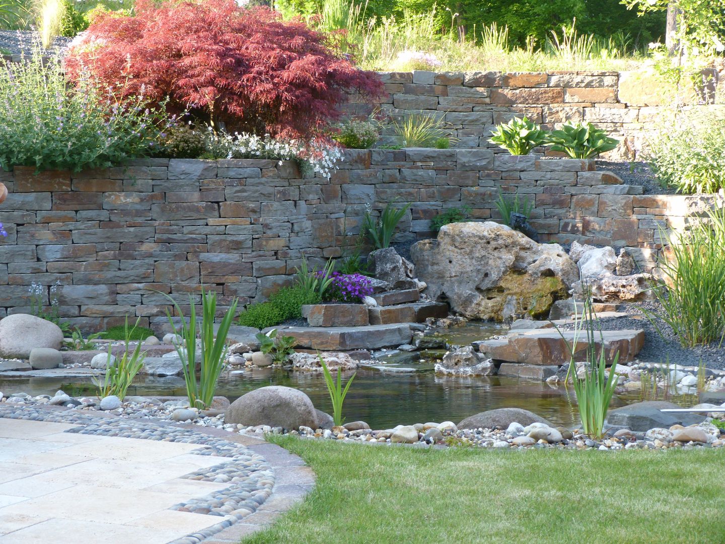 Gartenteich mit Quellstein Gärten für Auge und Seele Mediterraner Garten Schwimmbecken und Teiche