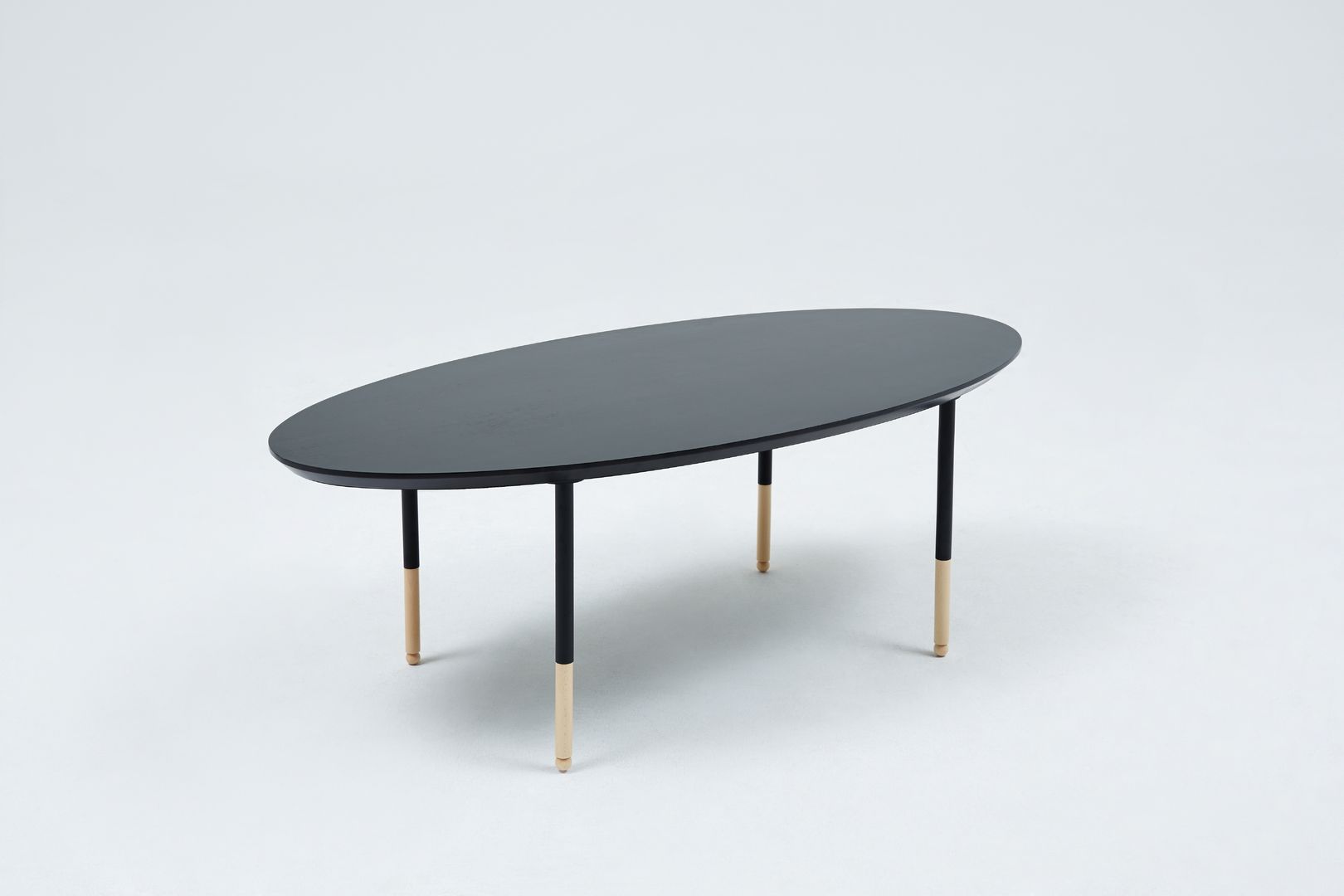 Penguin Sofa table(펭귄소파테이블), 잭슨카멜레온 잭슨카멜레온 Modern living room Side tables & trays