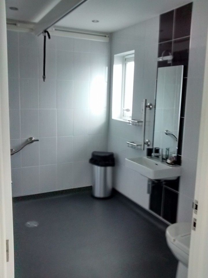 Accessible Lodge - Bathroom with Hoist Building With Frames Salle de bain moderne Bois Effet bois