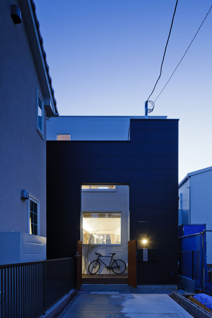 house which shares light , 津野建築設計室/troom 津野建築設計室/troom 現代房屋設計點子、靈感 & 圖片