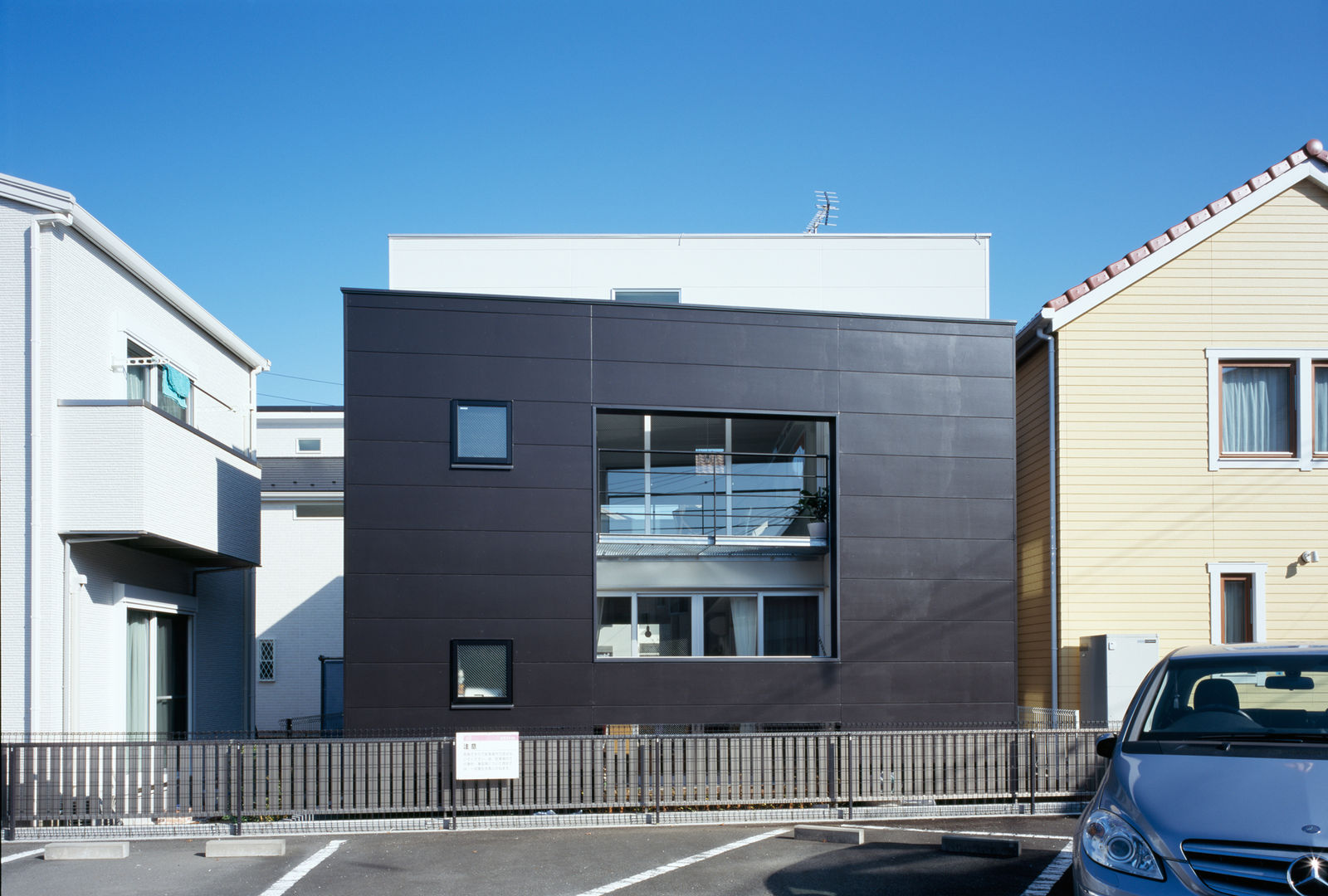 house which shares light , 津野建築設計室/troom 津野建築設計室/troom Rumah Modern