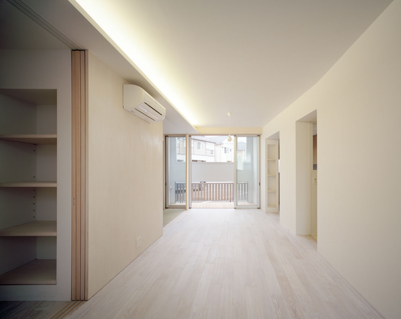 house which shares light , 津野建築設計室/troom 津野建築設計室/troom Salon moderne
