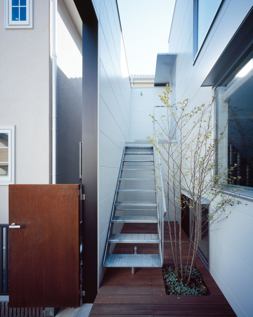 house which shares light , 津野建築設計室/troom 津野建築設計室/troom Varandas, alpendres e terraços modernos