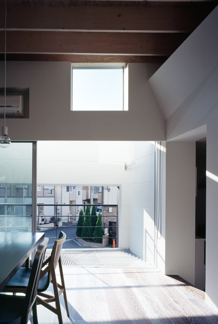 house which shares light , 津野建築設計室/troom 津野建築設計室/troom Modern Pencere & Kapılar