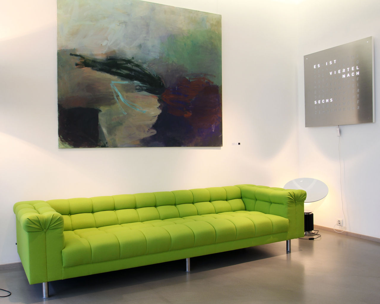 Bundeskanzlerbungalow und das Kanzlersofa, uh .Wand & Raum GmbH uh .Wand & Raum GmbH Minimalist living room Sofas & armchairs