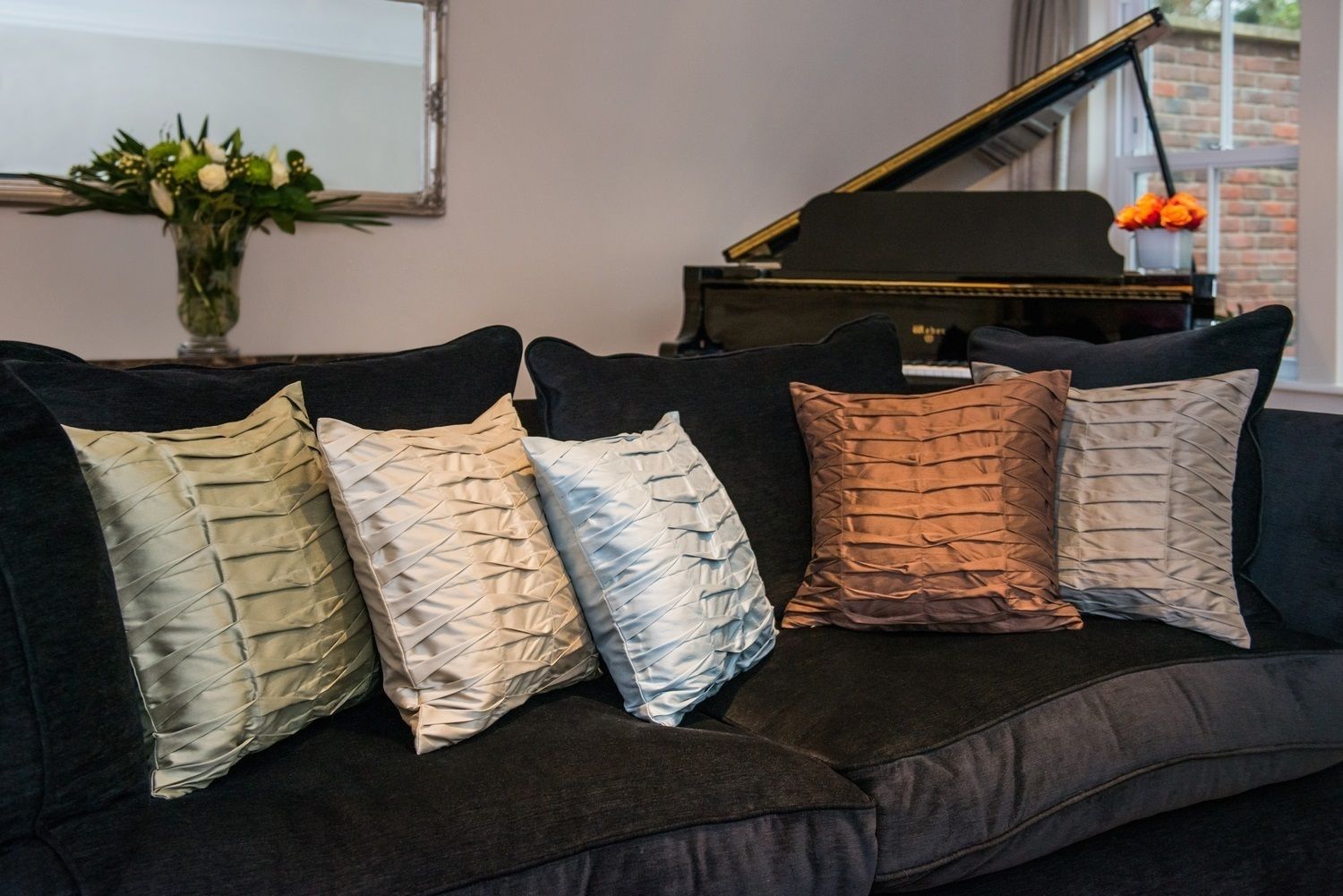 Hand Pleated Silk Cushions Le Cocon ห้องนั่งเล่น ของตกแต่งและอุปกรณ์จิปาถะ