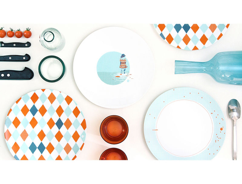 Assiette graphique "Les Pieds dans l'eau", Petits Grains Petits Grains Eclectic style dining room Crockery & glassware