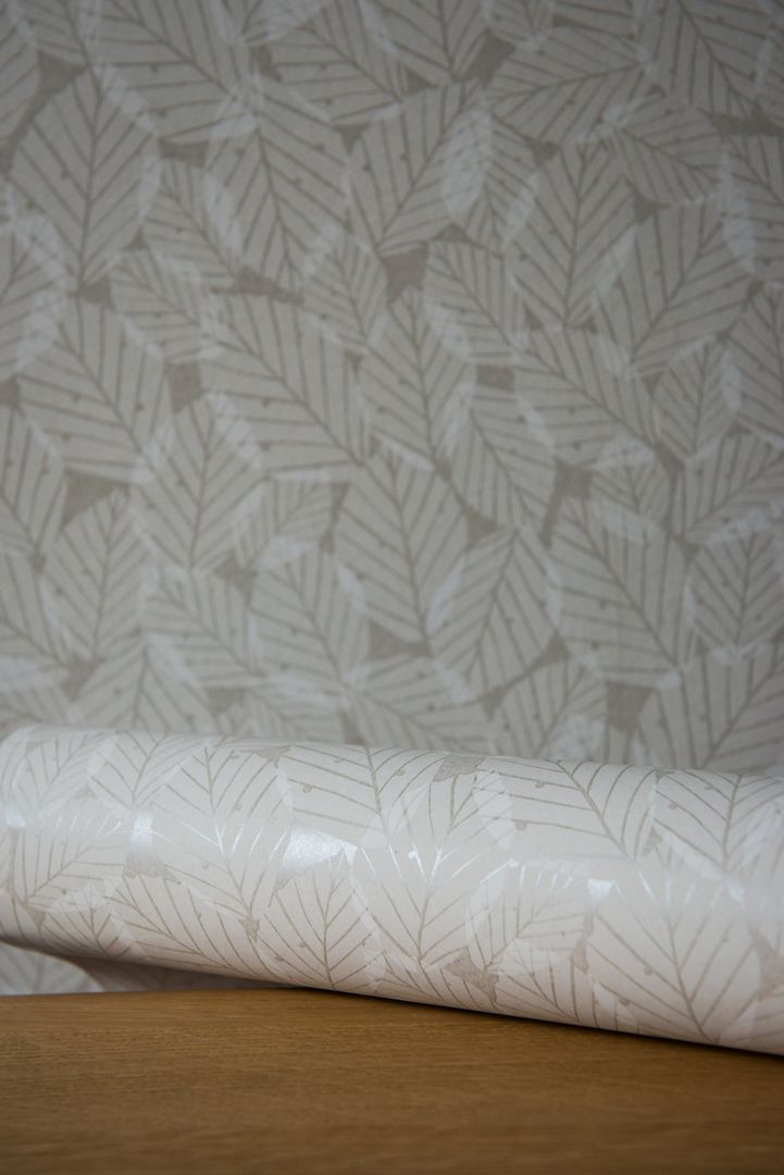 Beach leaves wallpaper in Pebble, Hannah Nunn Hannah Nunn Classic style walls & floors Wall & floor coverings