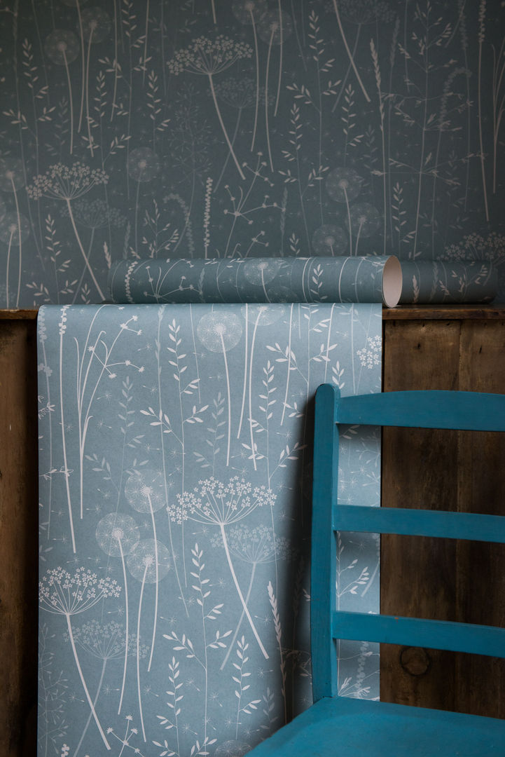 The Magic of the Teal Color: Paper Meadow Wallpaper by Hannah Nunn, Hannah Nunn Hannah Nunn クラシカルな 壁&床 壁紙