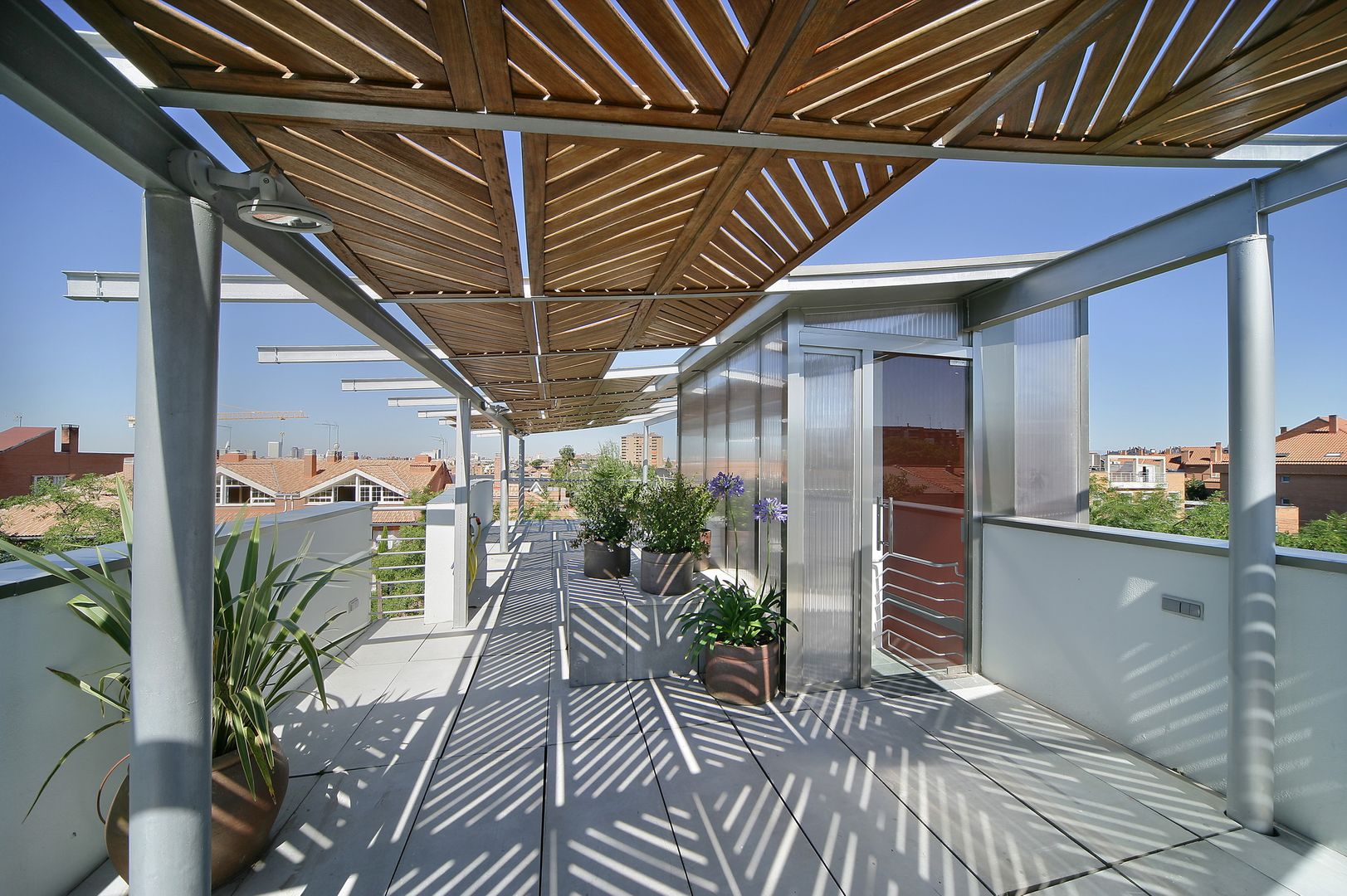 TERRAZA DE CUBIERTA JoseJiliberto Estudio de Arquitectura Balcones y terrazas modernos