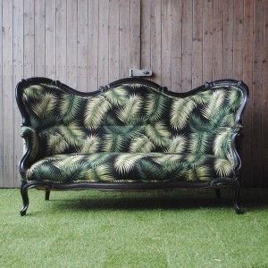 Victorian Palm Leaf Sofa Sketch Interiors 트로피컬 거실 소파 & 안락 의자