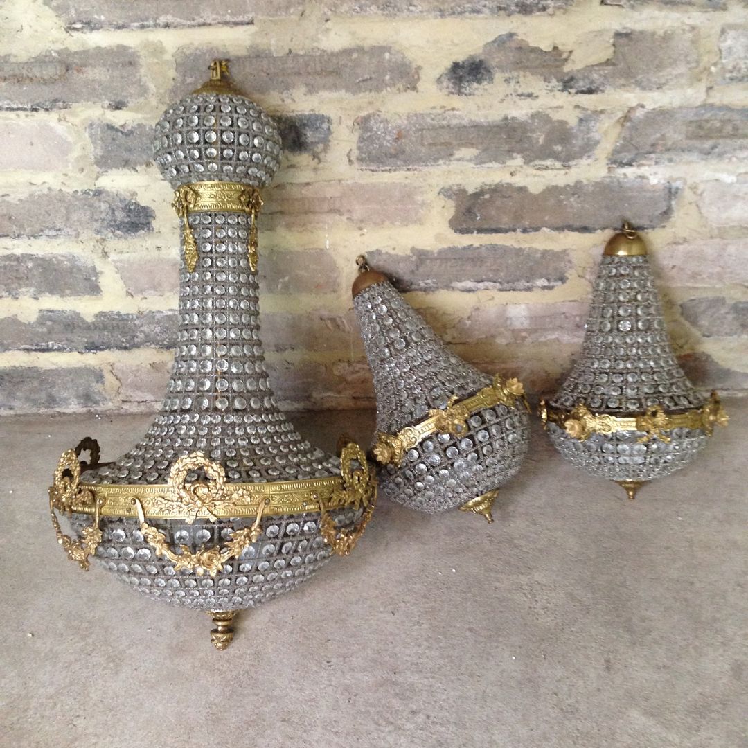 Set of 3 Stunning Vintage Chandeliers Sketch Interiors Klasyczny salon Oświetlenie