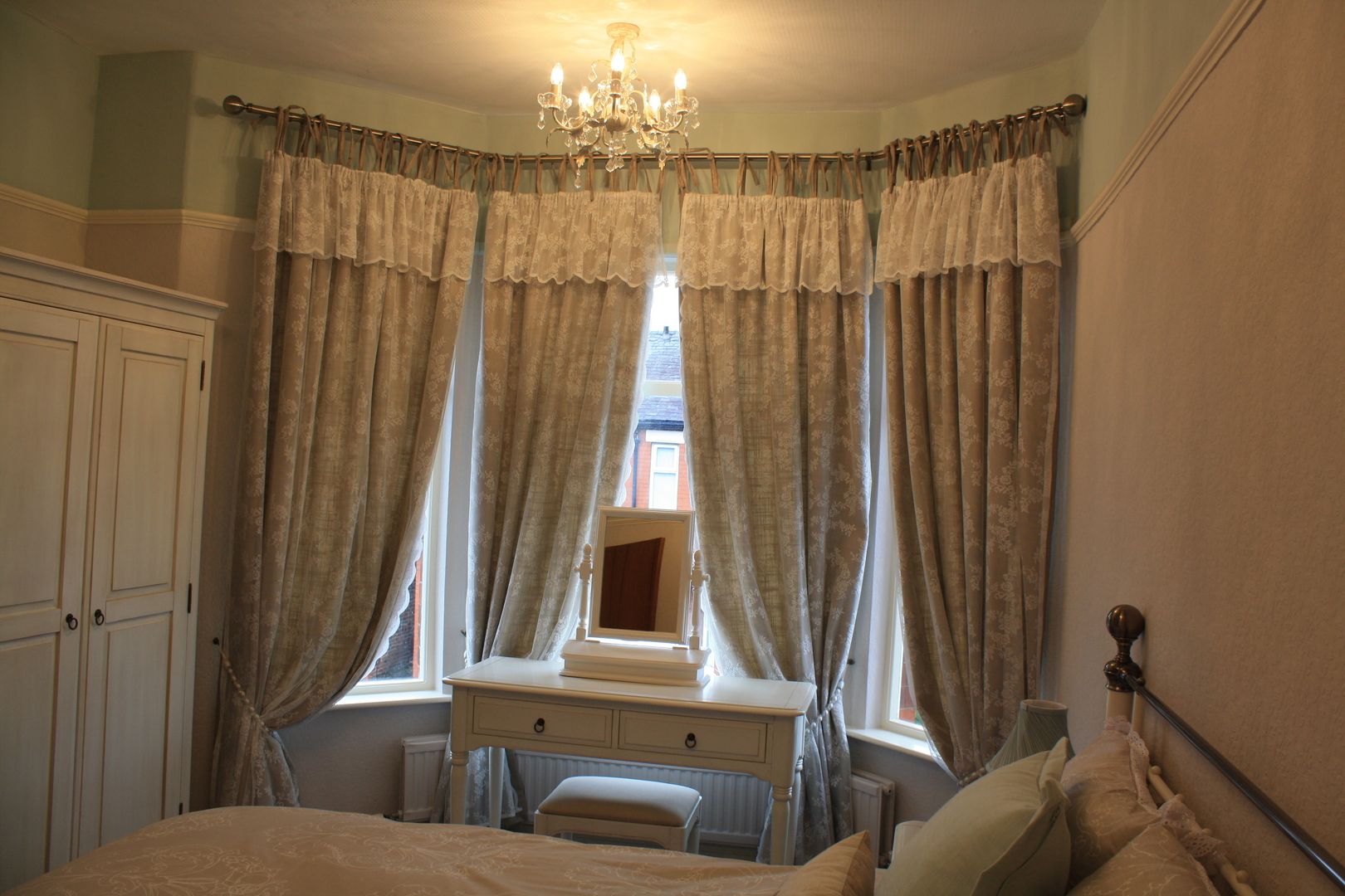 curtains after Girl About The House Habitaciones de estilo clásico Accesorios y decoración