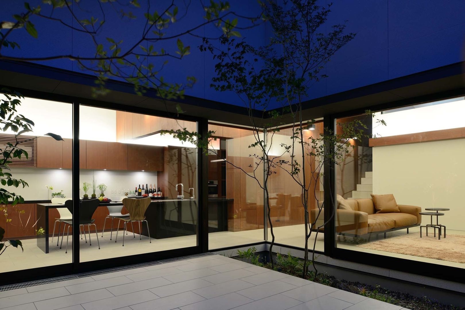 House in Fushimi, 設計組織DNA 設計組織DNA Столовая комната в стиле модерн