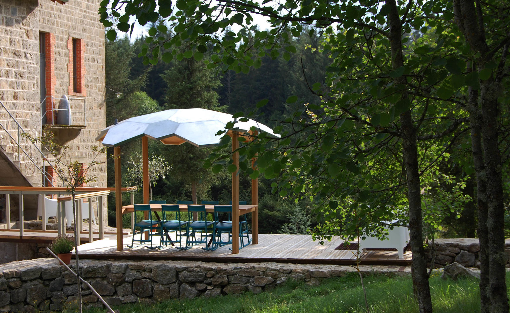 Oak outside table with integral zinc canopy, David Arnold Design David Arnold Design Garden Furniture