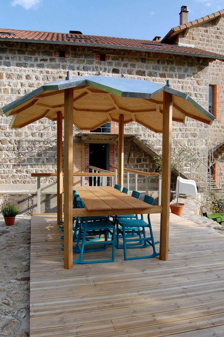 Oak outside table with integral zinc canopy, David Arnold Design David Arnold Design Jardines de estilo moderno Mobiliario