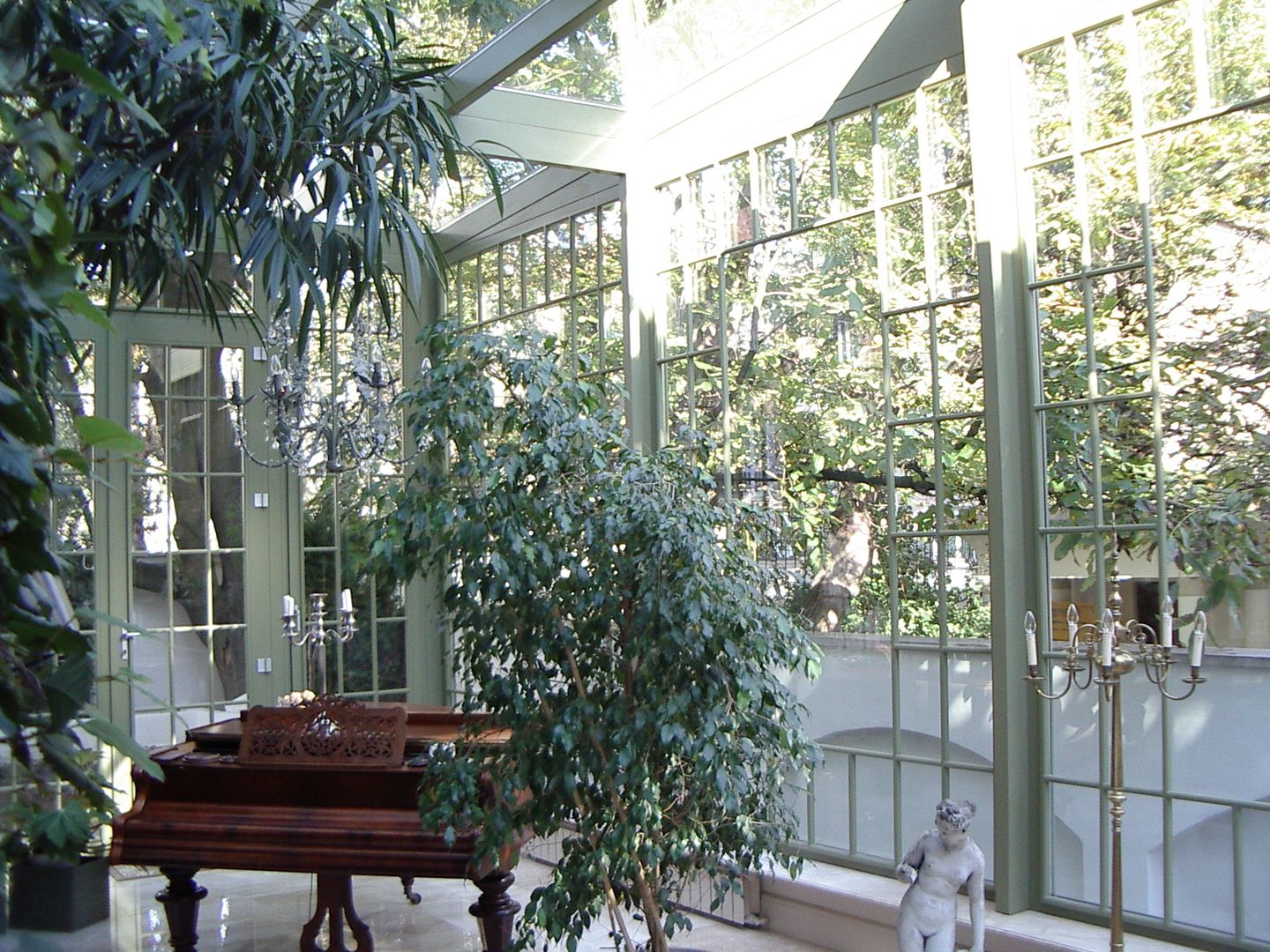 Wintergarten, Gracja Gracja クラシカルスタイルの 温室 木 木目調