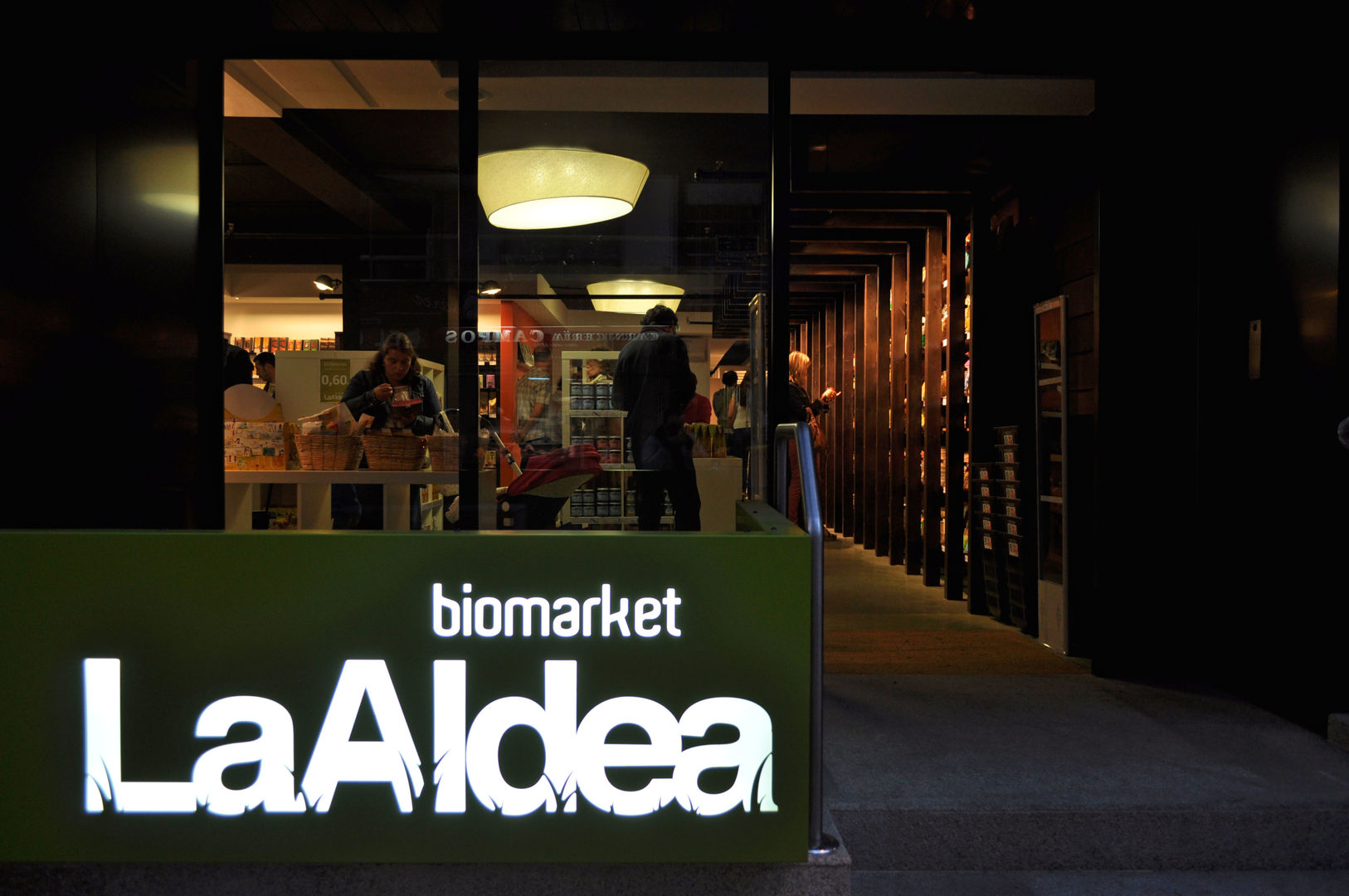 Supermercado Ecológico "La Aldea Biomarket", Intra Arquitectos Intra Arquitectos مساحات تجارية محلات تجارية