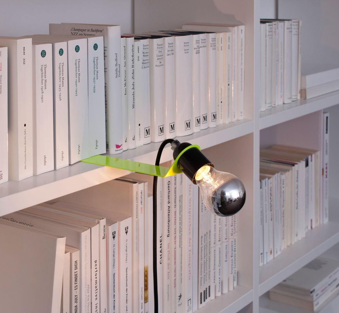 Skipper sliding shelf lamp toshi Berlin Salas de estar modernas Iluminação
