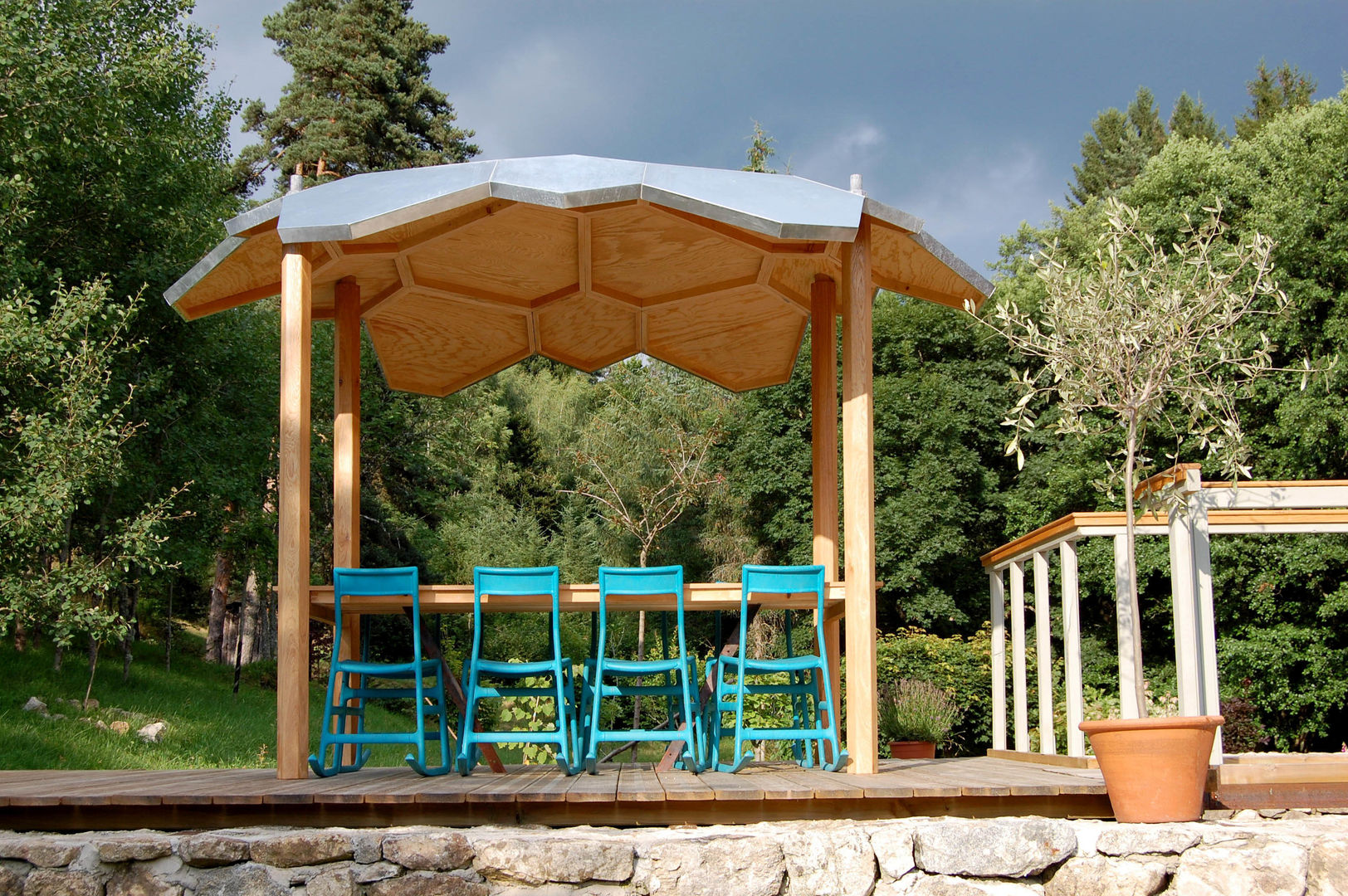 Oak outside table with integral zinc canopy, David Arnold Design David Arnold Design Jardin moderne Meubles