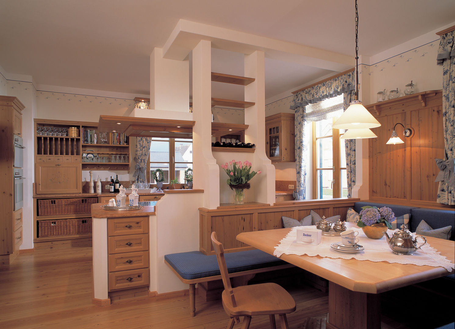 Traditionelle Landhausvilla, Bau-Fritz GmbH & Co. KG Bau-Fritz GmbH & Co. KG Country style kitchen Tables & chairs