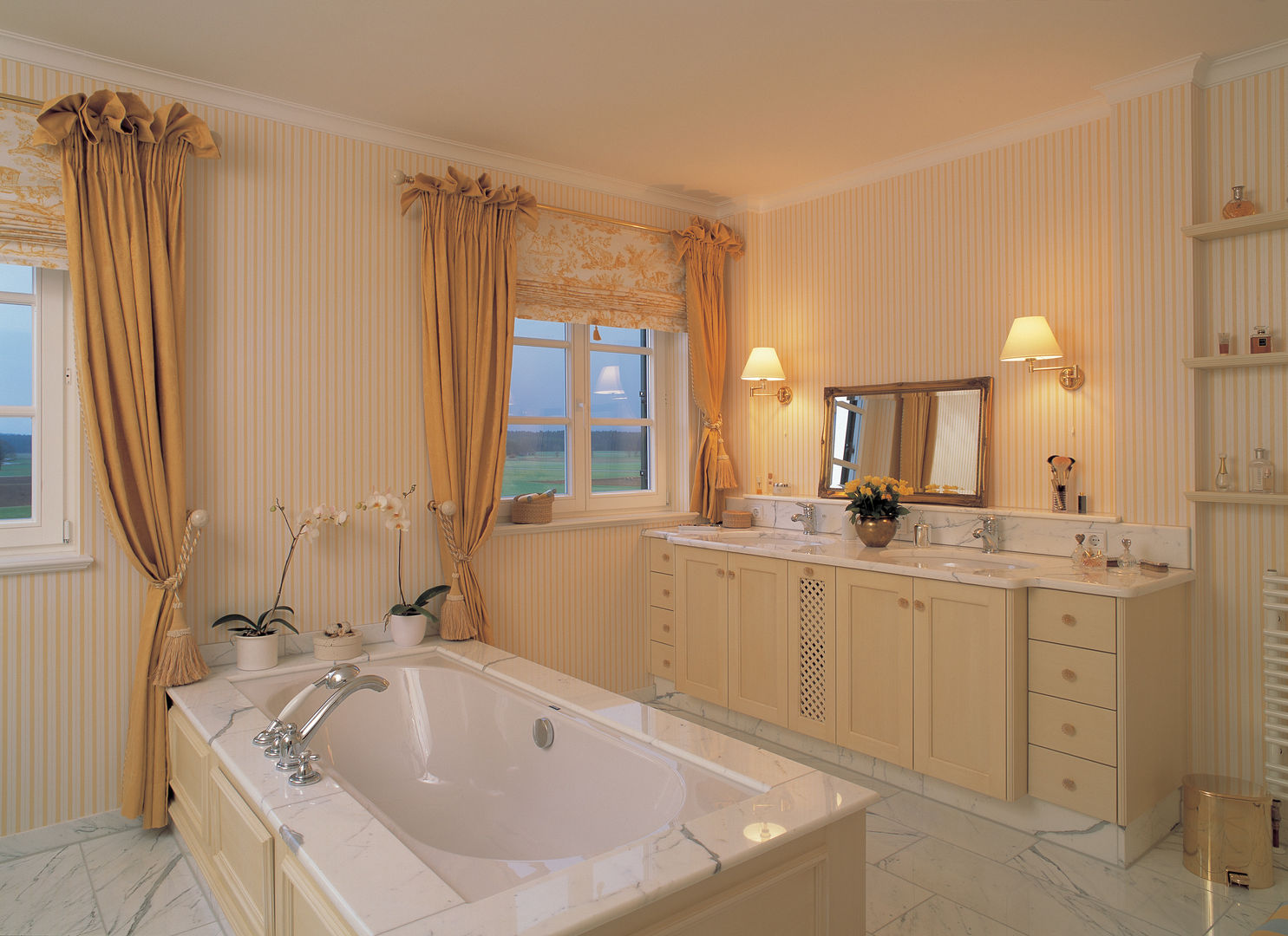 Traditionelle Landhausvilla, Bau-Fritz GmbH & Co. KG Bau-Fritz GmbH & Co. KG Country style bathroom Bathtubs & showers