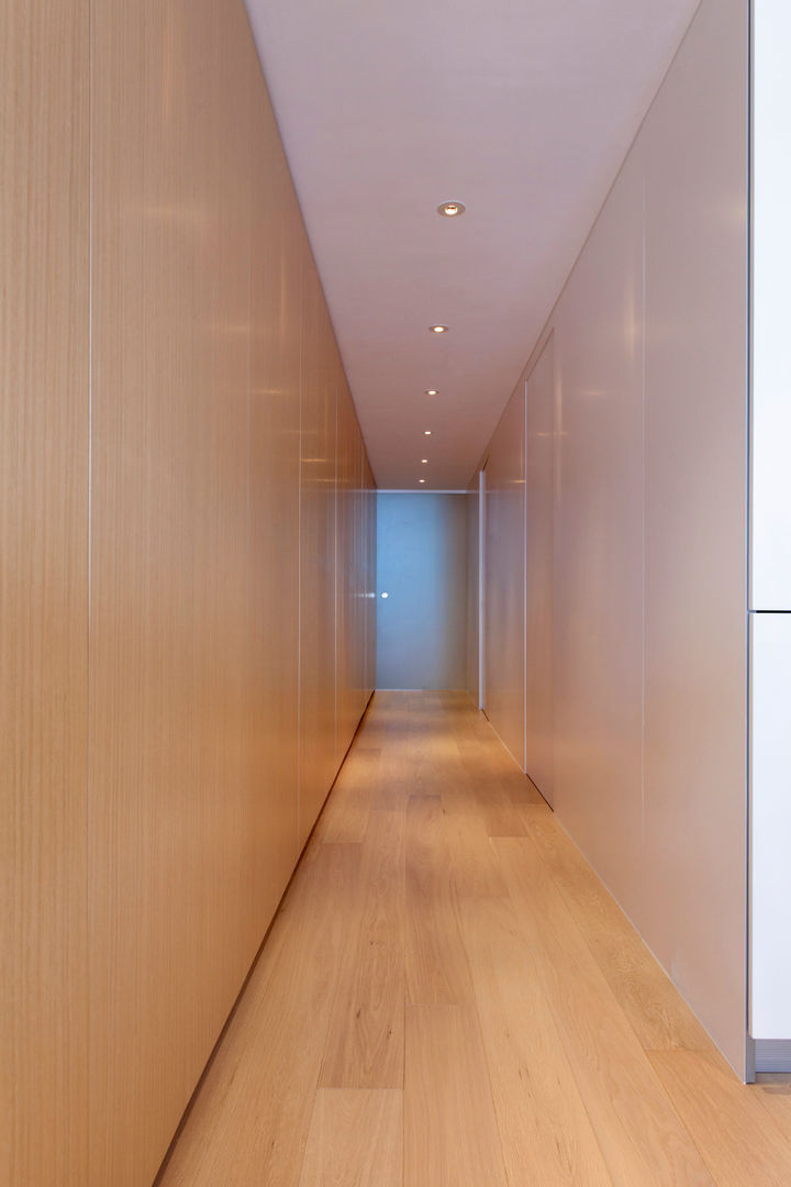 MJ's RESIDENCE, arctitudesign arctitudesign Minimalist corridor, hallway & stairs