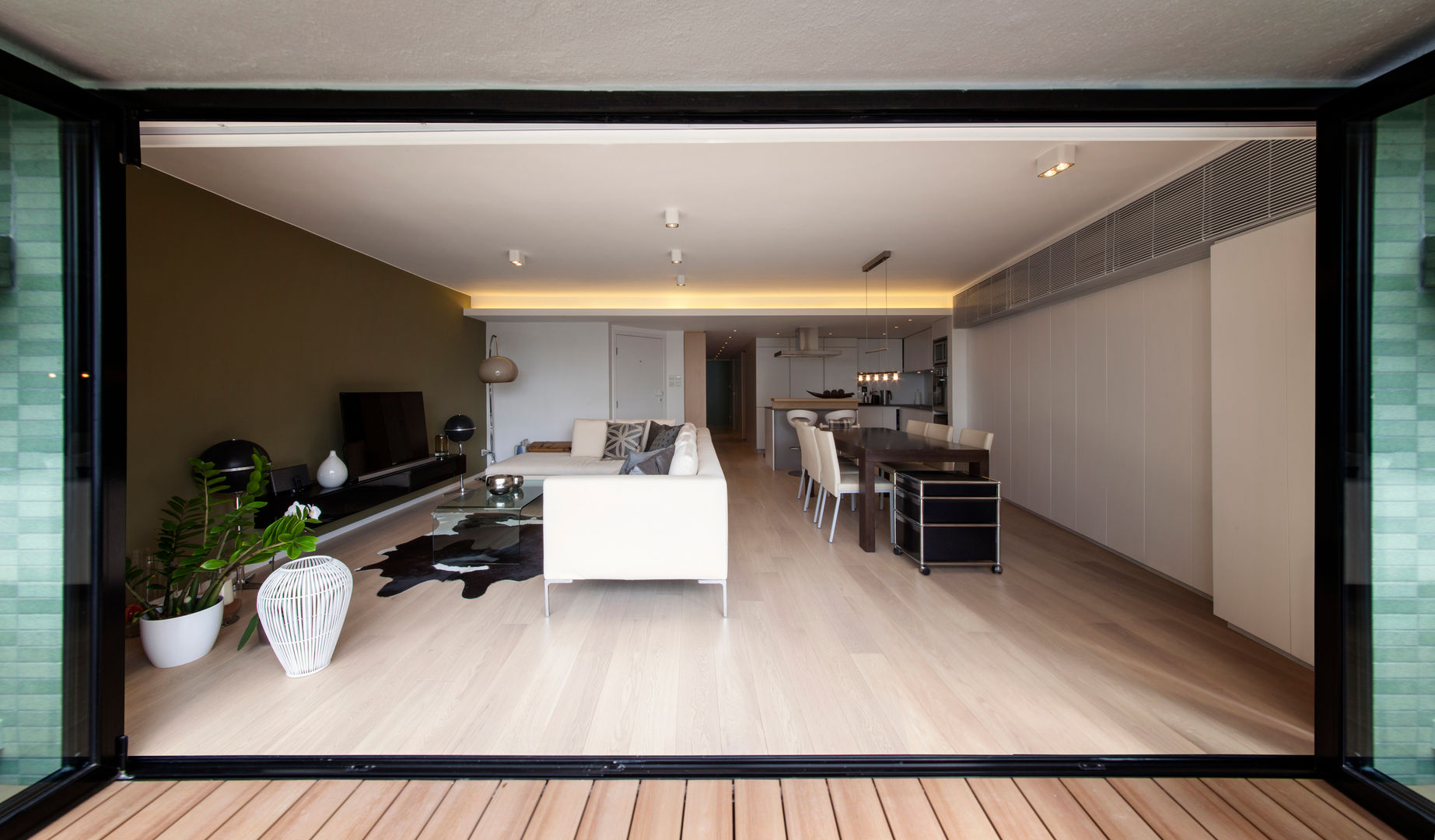 MJ's RESIDENCE, arctitudesign arctitudesign Balcones y terrazas de estilo minimalista