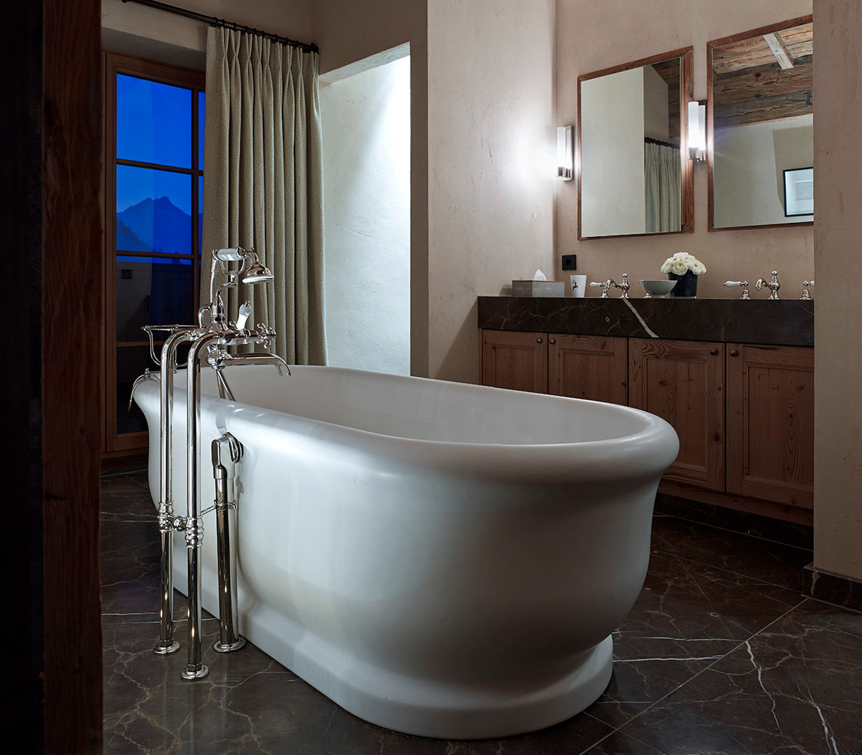 Skyfall Bathroom Architectural Interiors + Superyacht Photographer حمام