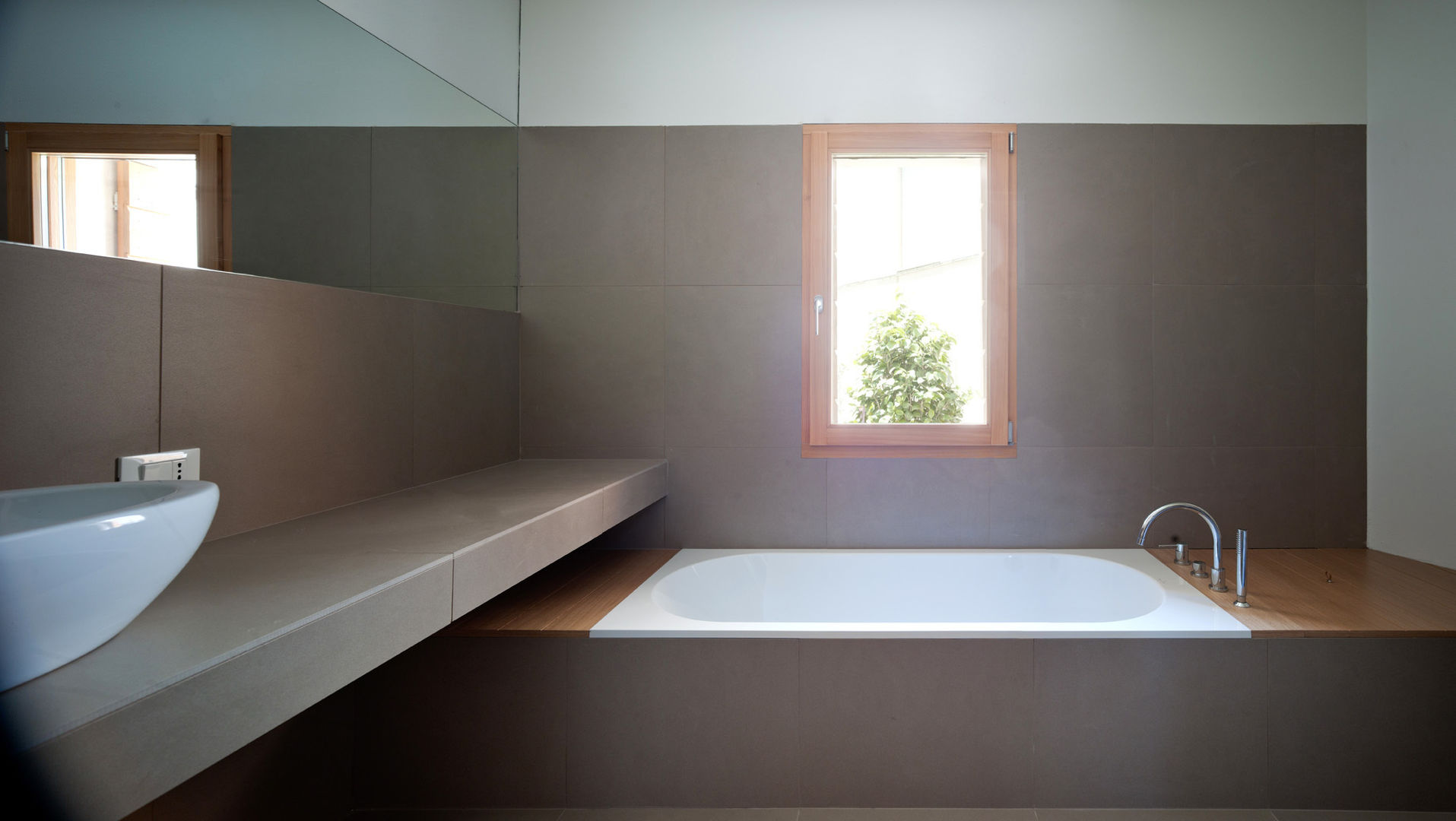 Casa Fiera, Massimo Galeotti Architetto Massimo Galeotti Architetto Modern bathroom ٹائلیں