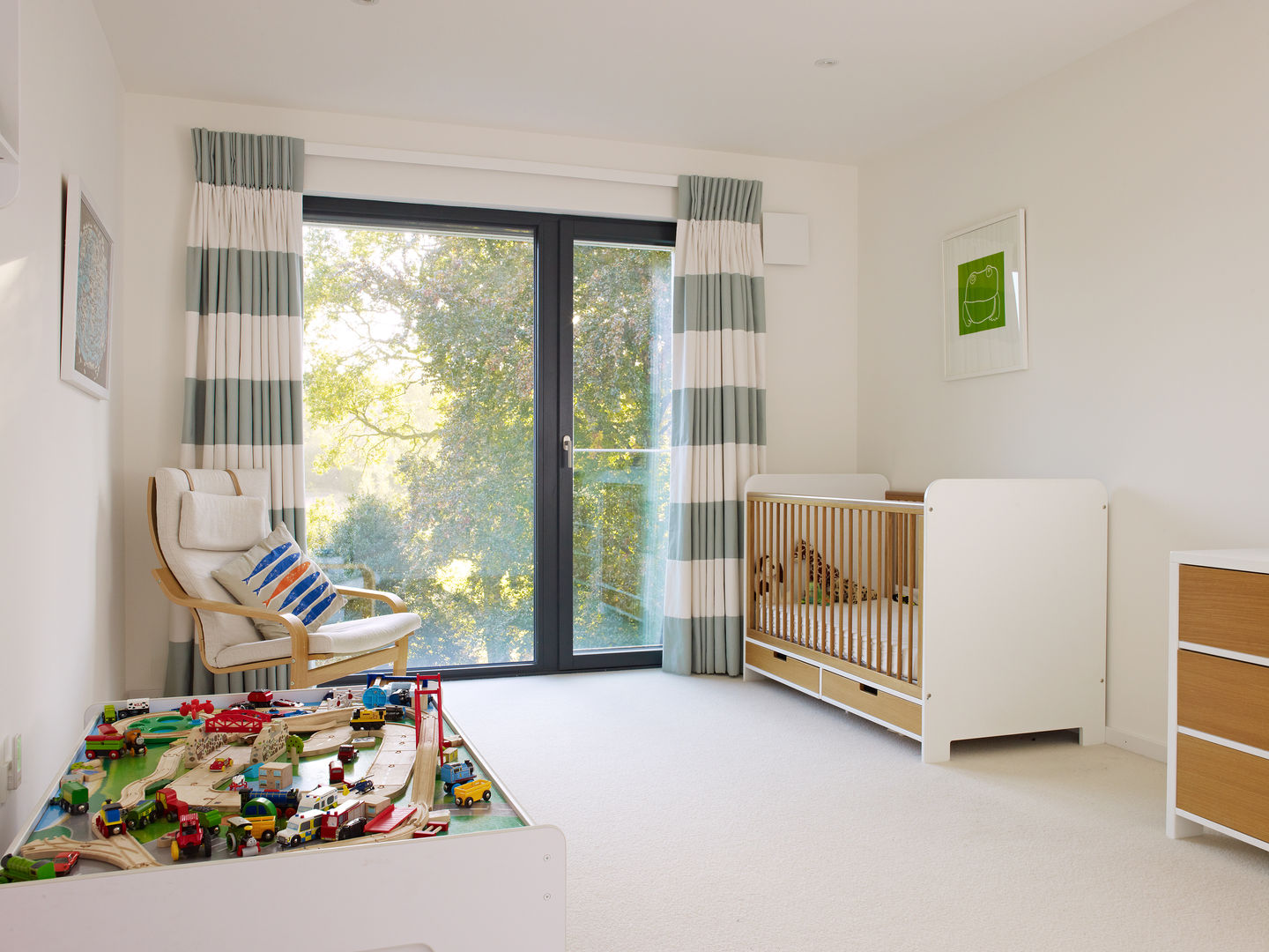 Luxus-Designhaus in England , Bau-Fritz GmbH & Co. KG Bau-Fritz GmbH & Co. KG Nursery/kid’s room Beds & cribs