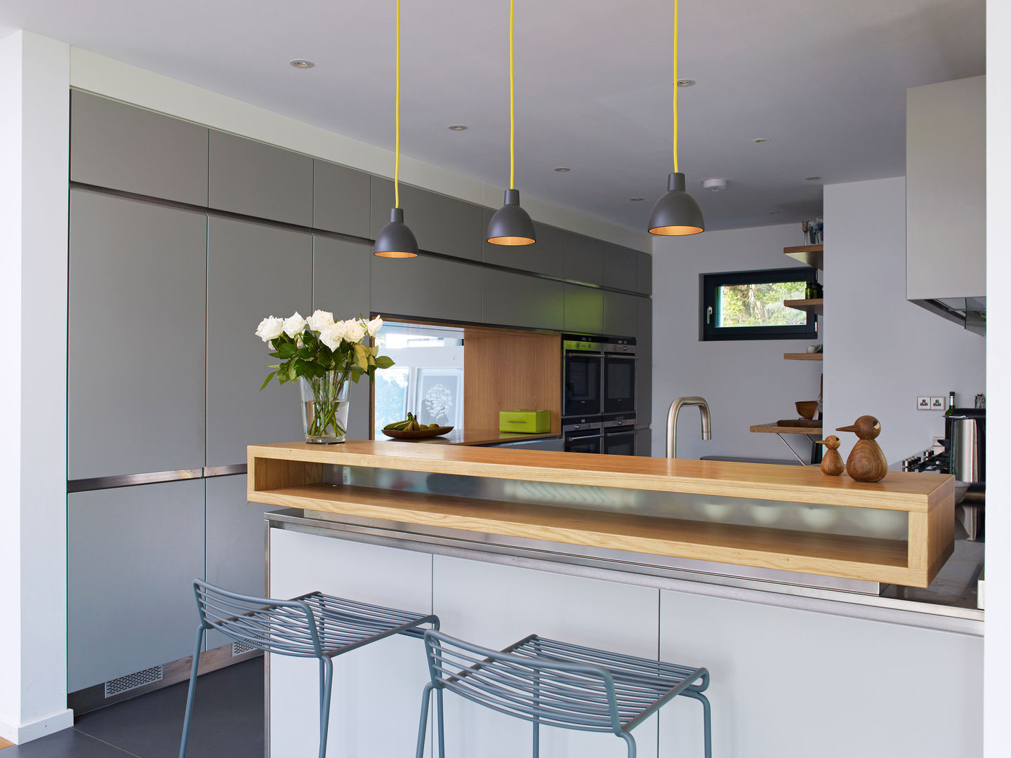 Luxus-Designhaus in England , Bau-Fritz GmbH & Co. KG Bau-Fritz GmbH & Co. KG Modern style kitchen Cabinets & shelves