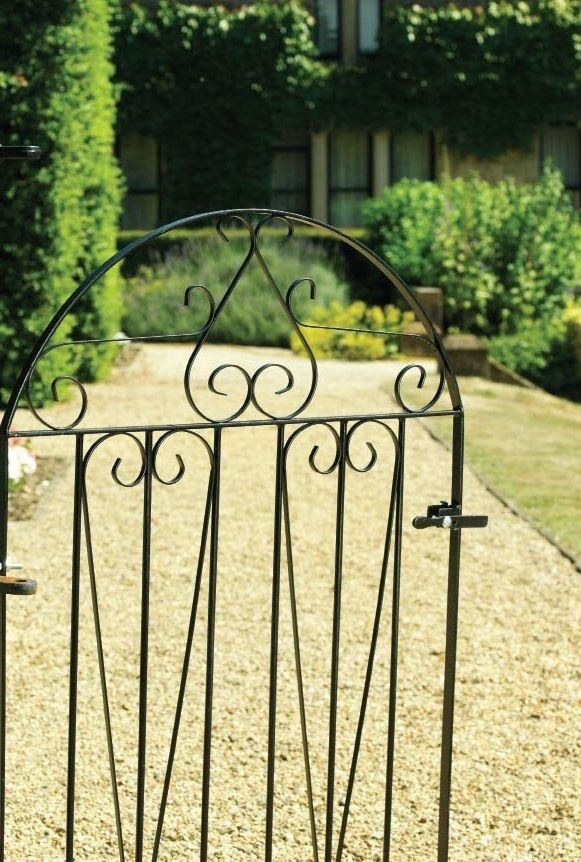 A Selection of Wrought Iron Gates, Garden Gates Direct Garden Gates Direct Jardines de estilo clásico Muros y vallas