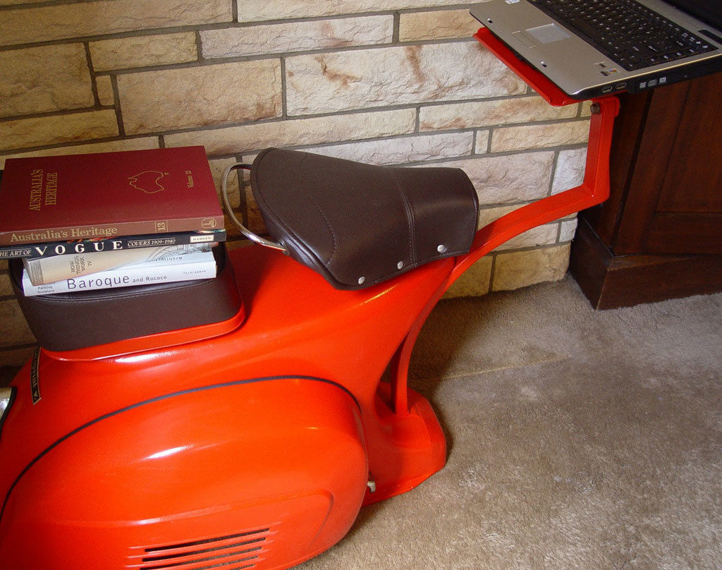 Customized Vespa Laptop Table, SV Designs SV Designs モダンデザインの 書斎 机