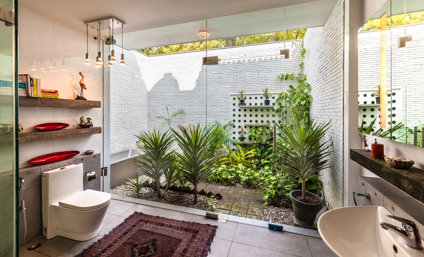 G Farm House, Kumar Moorthy & Associates Kumar Moorthy & Associates Eclectic style bathrooms
