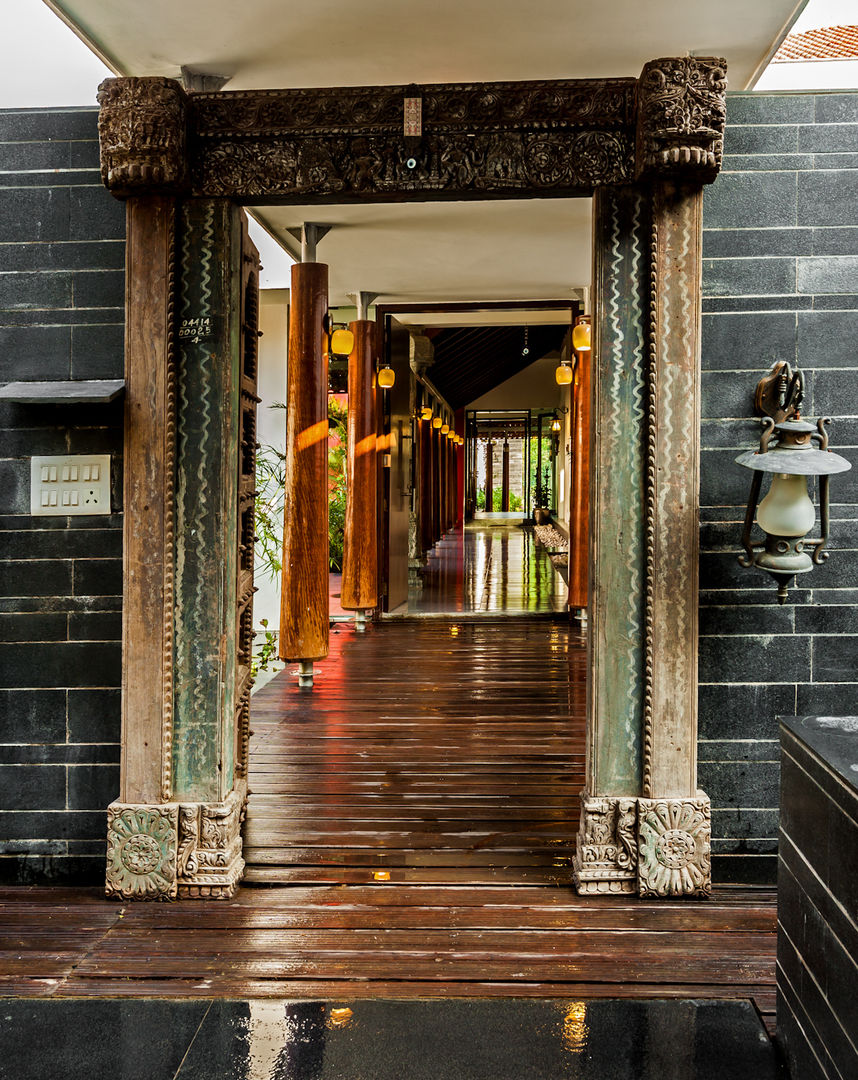 G Farm House, Kumar Moorthy & Associates Kumar Moorthy & Associates Eclectic style corridor, hallway & stairs