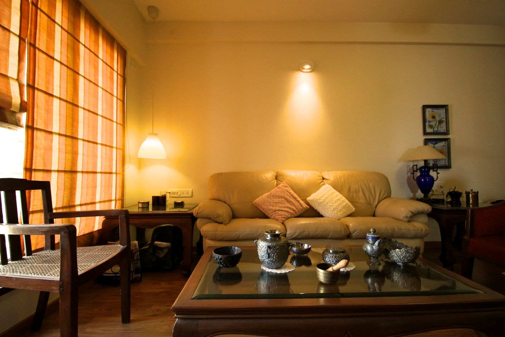 Residence at Yari Road, Versova., Design Kkarma (India) Design Kkarma (India) Salas de estilo ecléctico