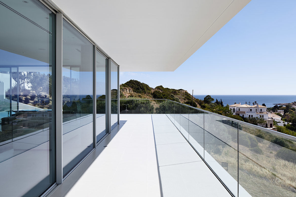 Villa Escarpa, Philip Kistner Fotografie Philip Kistner Fotografie Modern balcony, veranda & terrace