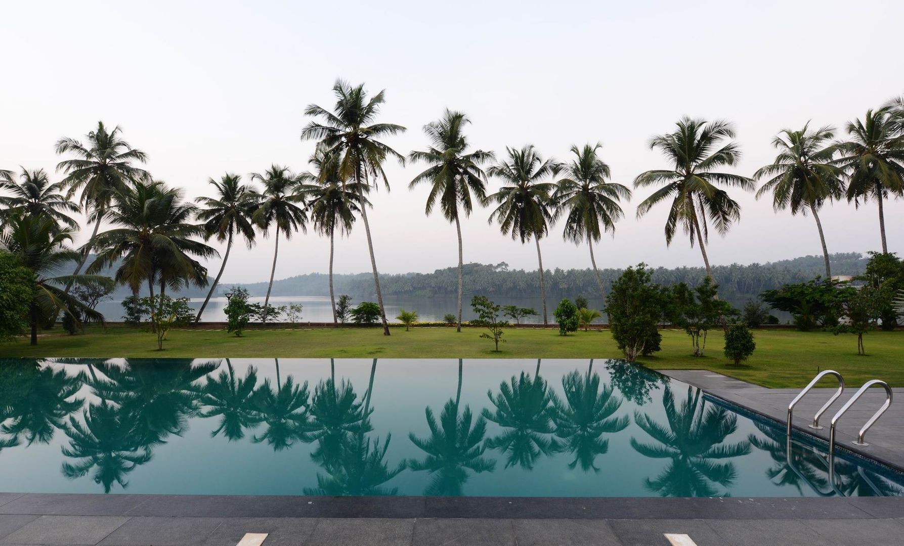 PRIVATE RESIDENCE AT KERALA(CALICUT)INDIA, TOPOS+PARTNERS TOPOS+PARTNERS Piscina in stile in stile classico