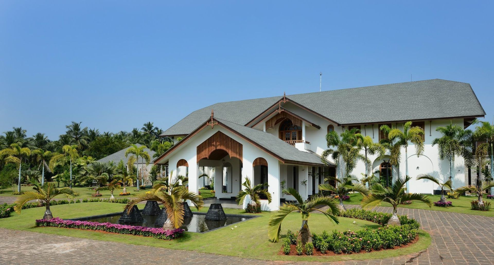 PRIVATE RESIDENCE AT KERALA(CALICUT)INDIA, TOPOS+PARTNERS TOPOS+PARTNERS Casas clássicas