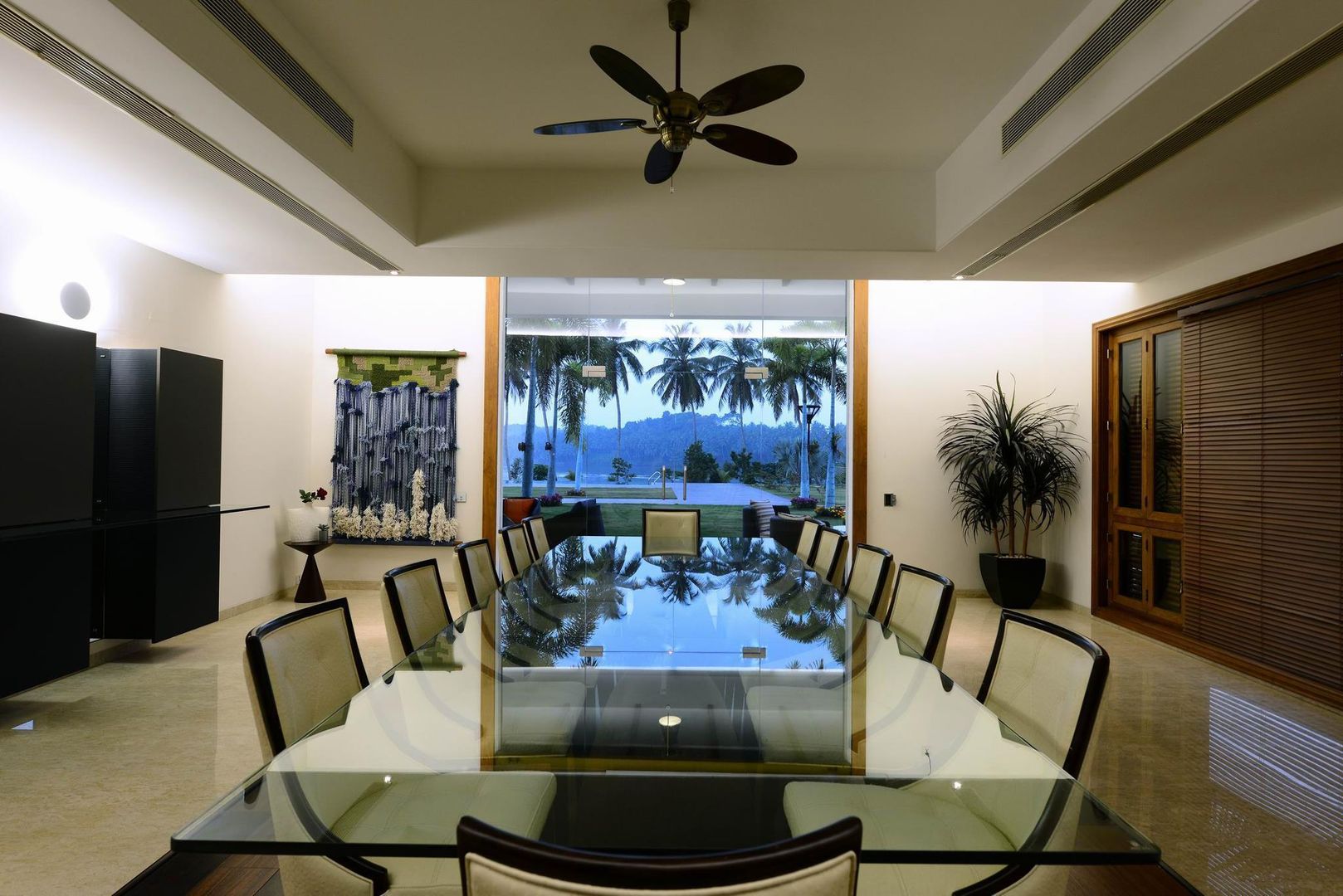 PRIVATE RESIDENCE AT KERALA(CALICUT)INDIA, TOPOS+PARTNERS TOPOS+PARTNERS Klassische Esszimmer