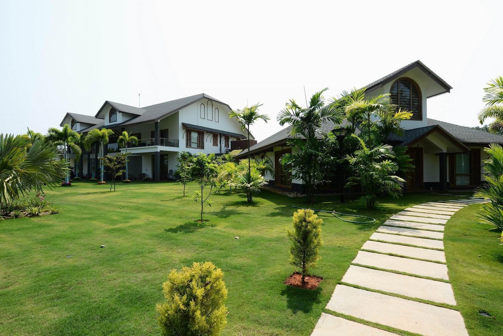 PRIVATE RESIDENCE AT KERALA(CALICUT)INDIA, TOPOS+PARTNERS TOPOS+PARTNERS 庭院