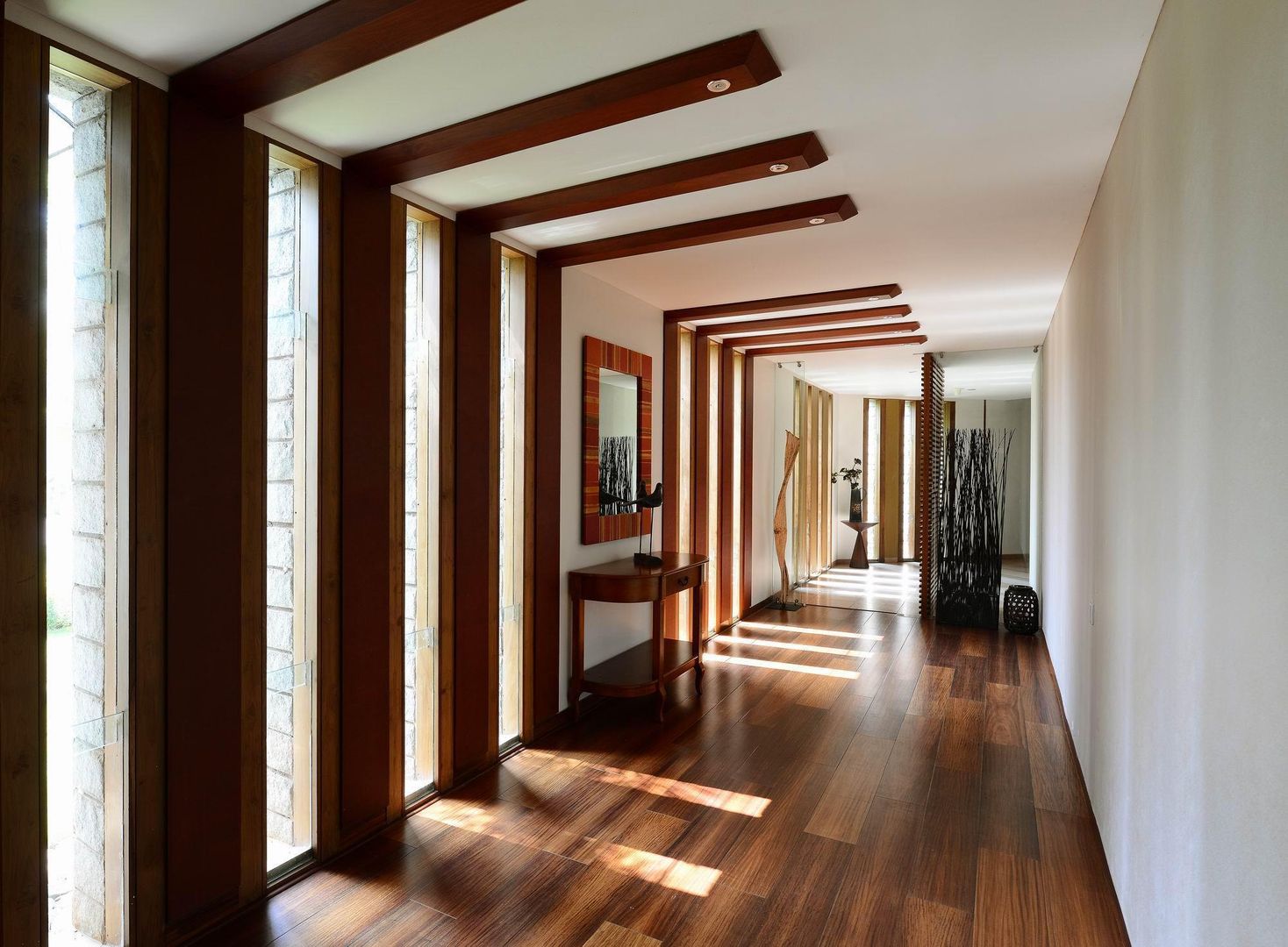 PRIVATE RESIDENCE AT KERALA(CALICUT)INDIA, TOPOS+PARTNERS TOPOS+PARTNERS Classic style corridor, hallway and stairs