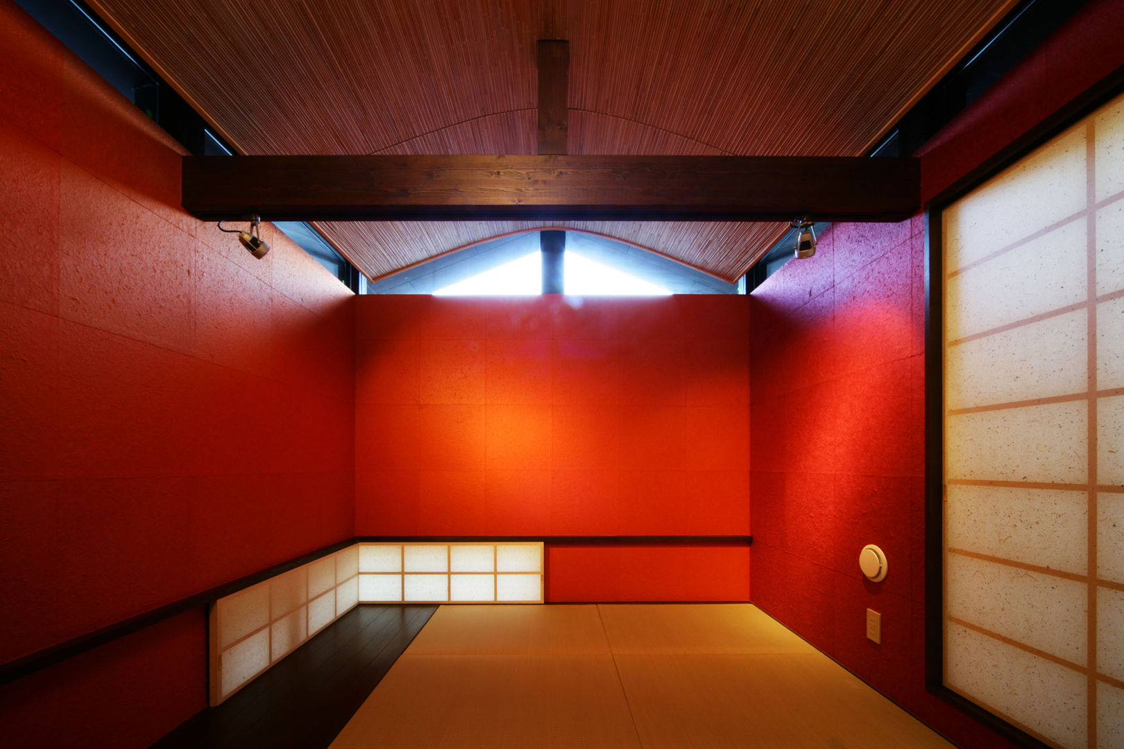 生駒のgarage house, 田中一郎建築事務所 田中一郎建築事務所 Salas multimedia eclécticas